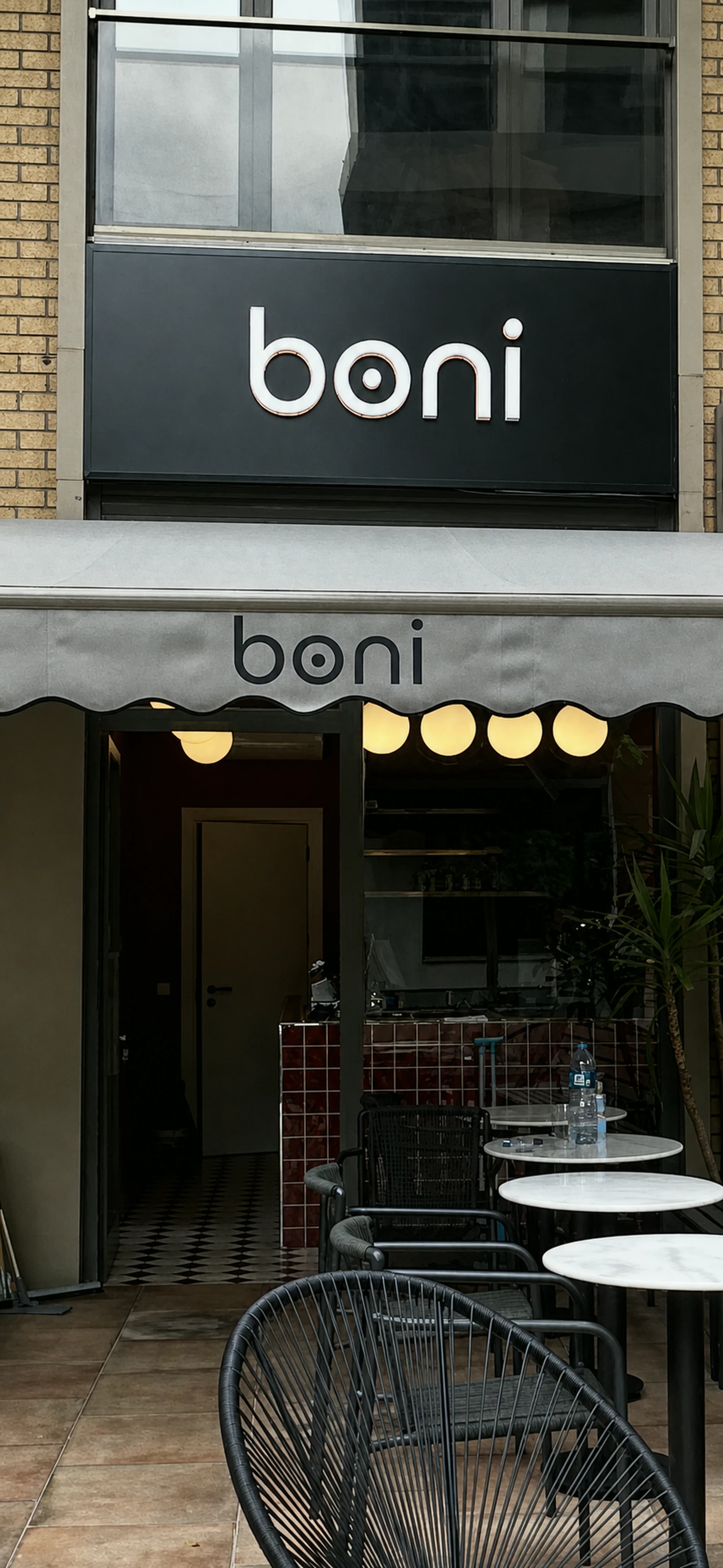 Boni Daily Suadiye girişi ve ön masaları
